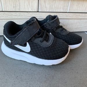 Toddler black and white Nike Tanjun sneakers